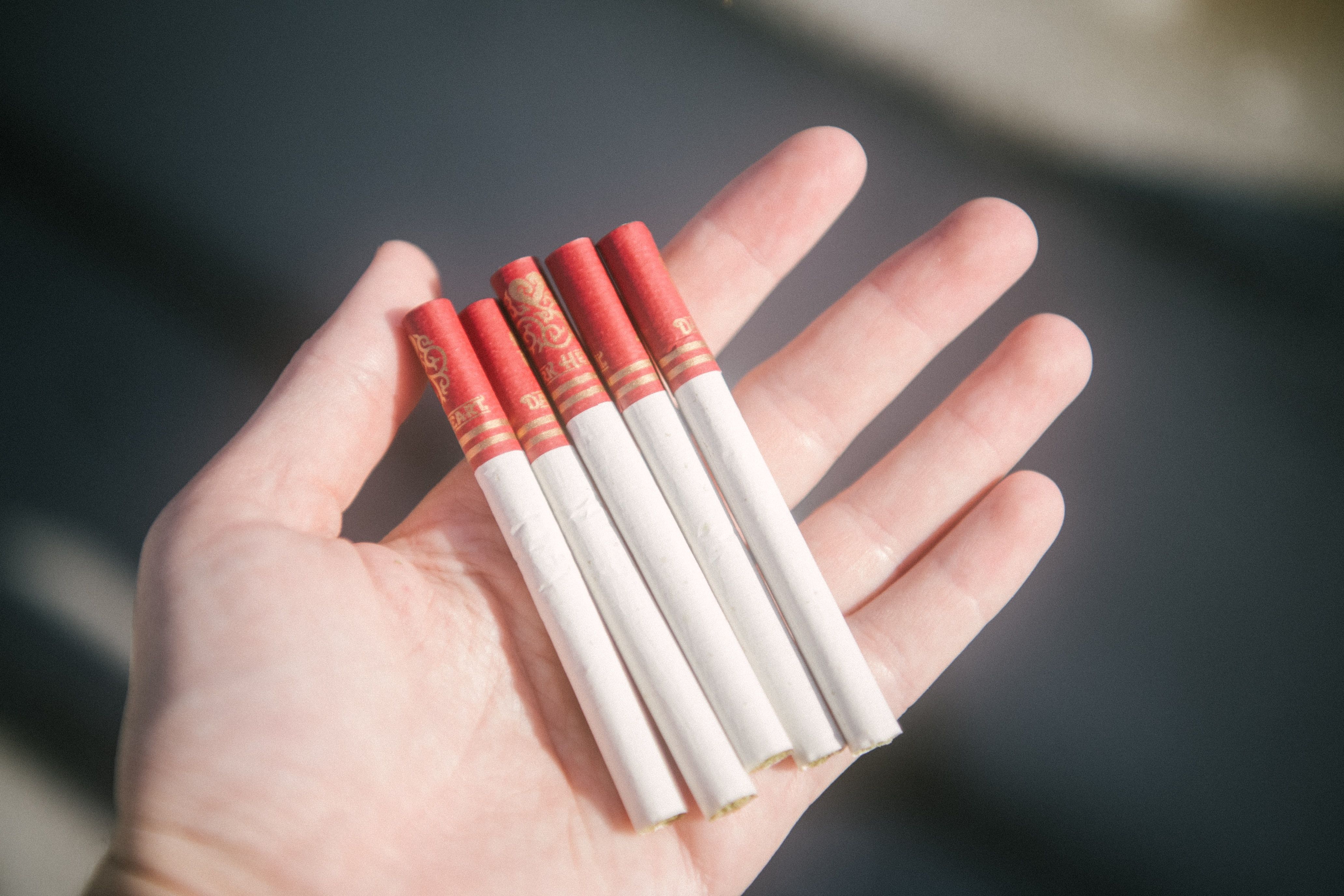 Prokurors piemēro sodu vīrietim par Latvijā ievestām kontrabandas cigaretēm 