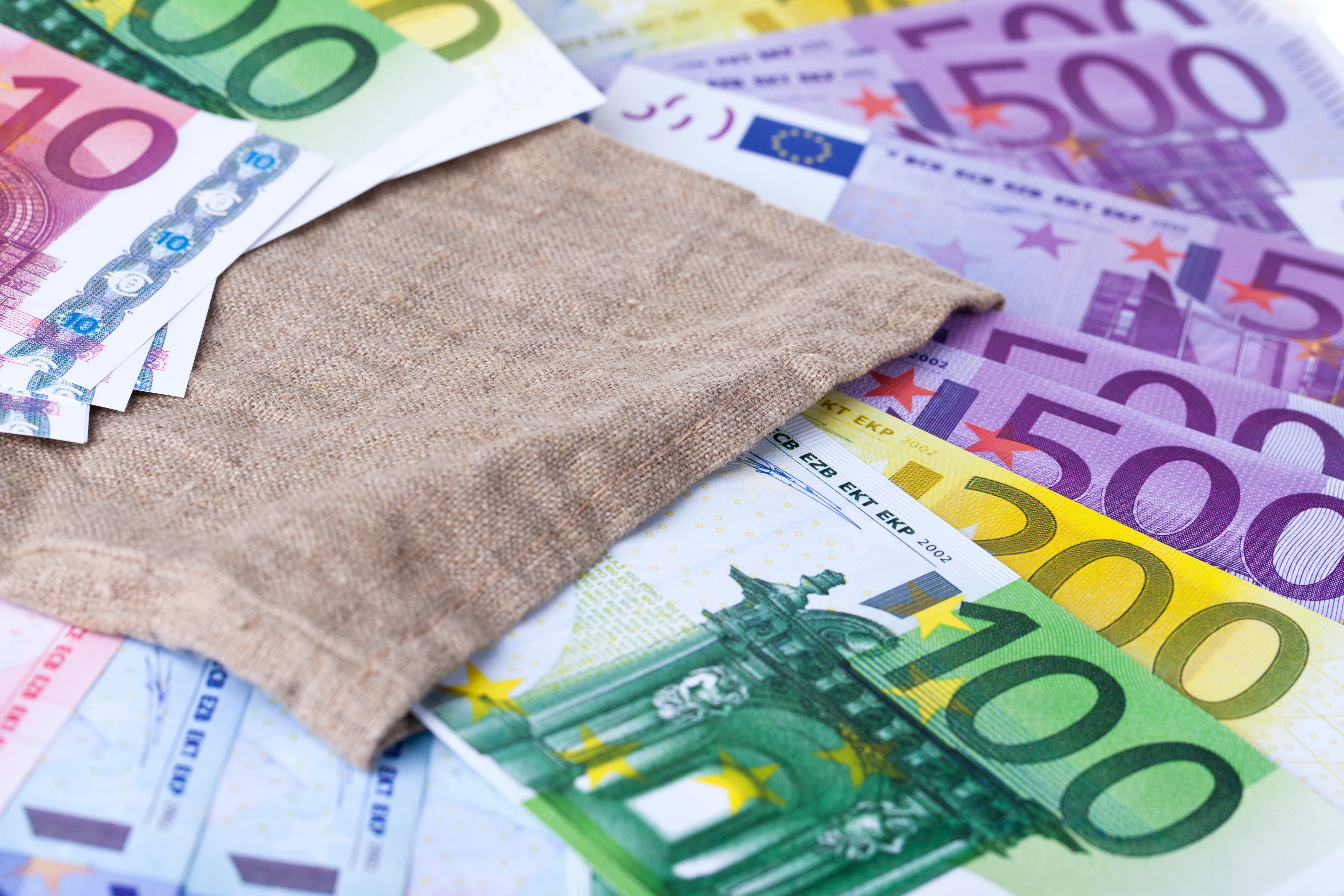 Ekonomisko lietu tiesa par noziedzīgi iegūtiem atzīst vairāk nekā 1,9 miljonus eiro