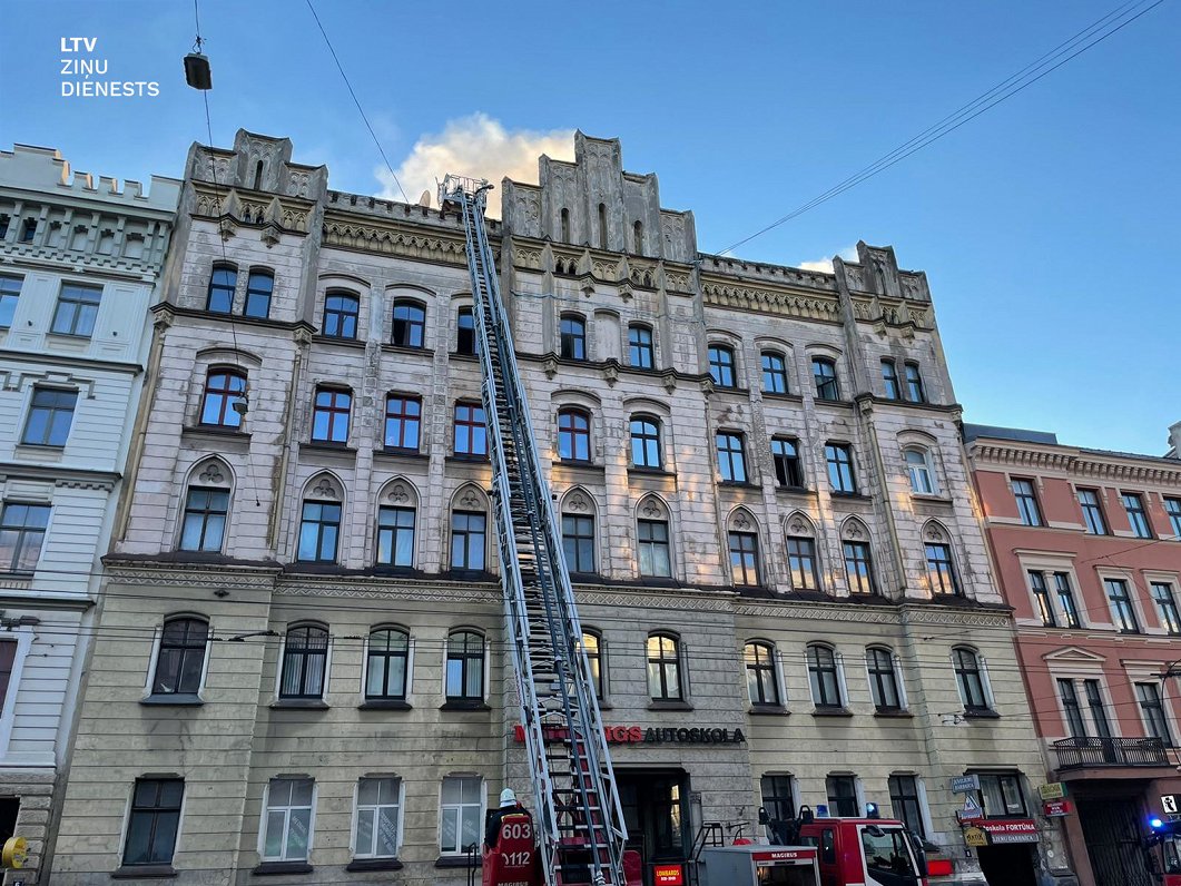 Prokuratūra saukusi pie kriminālatbildības divas personas saistībā ar ugunsgrēku Rīgā, Merķeļa ielā, kurā bojā gāja 9 cilvēki