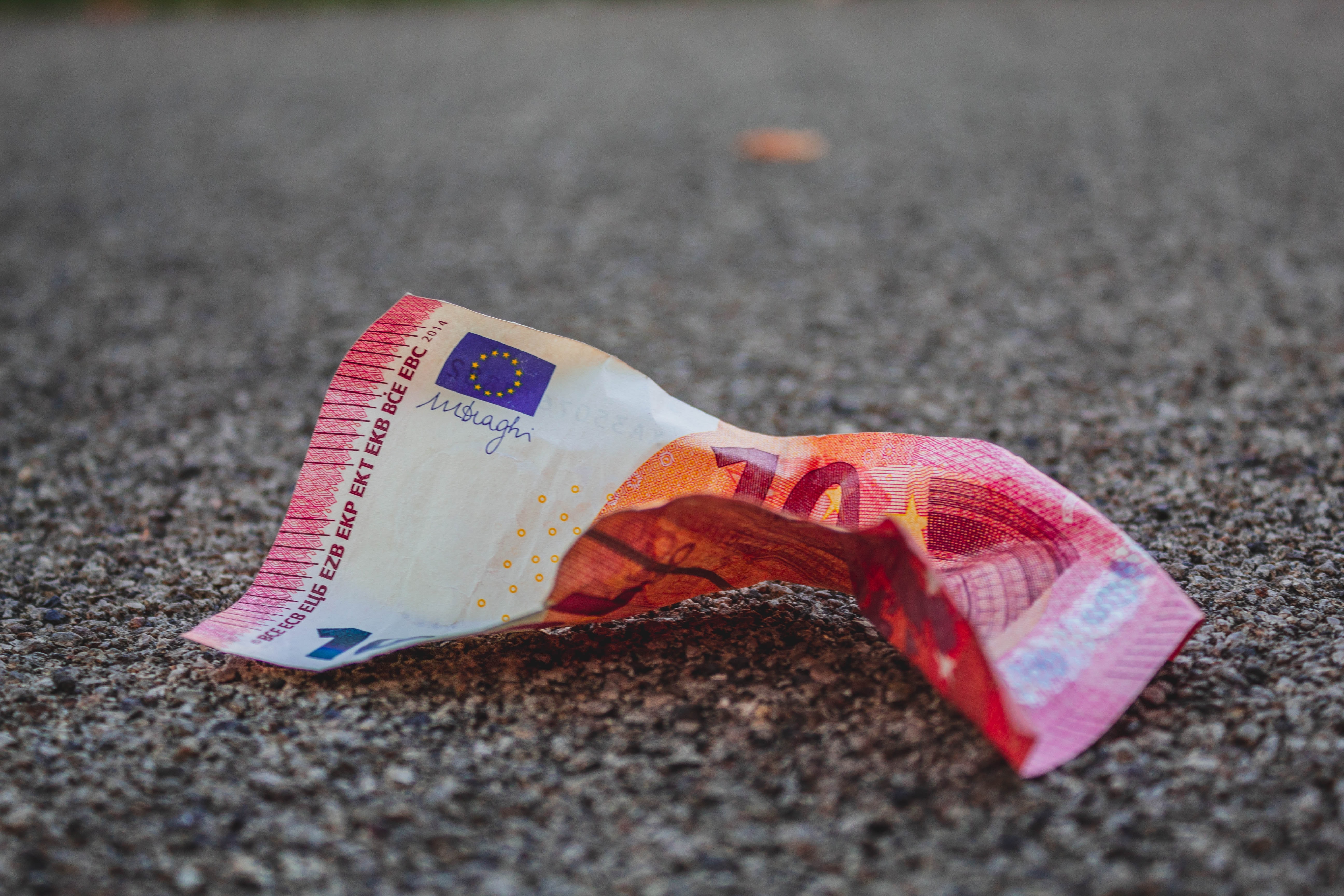 Par 10 eiro kukuļa piedāvāšanu valsts amatpersonai prokurors nosaka 5000 eiro lielu naudas sodu