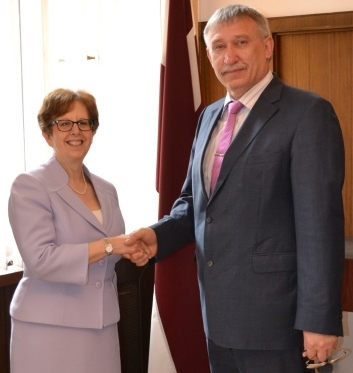 Ģenerālprokurors Ēriks Kalnmeiers 2016.gada 8.septembrī tiekas ar ASV vēstnieci Latvijā Nensiju Petitu