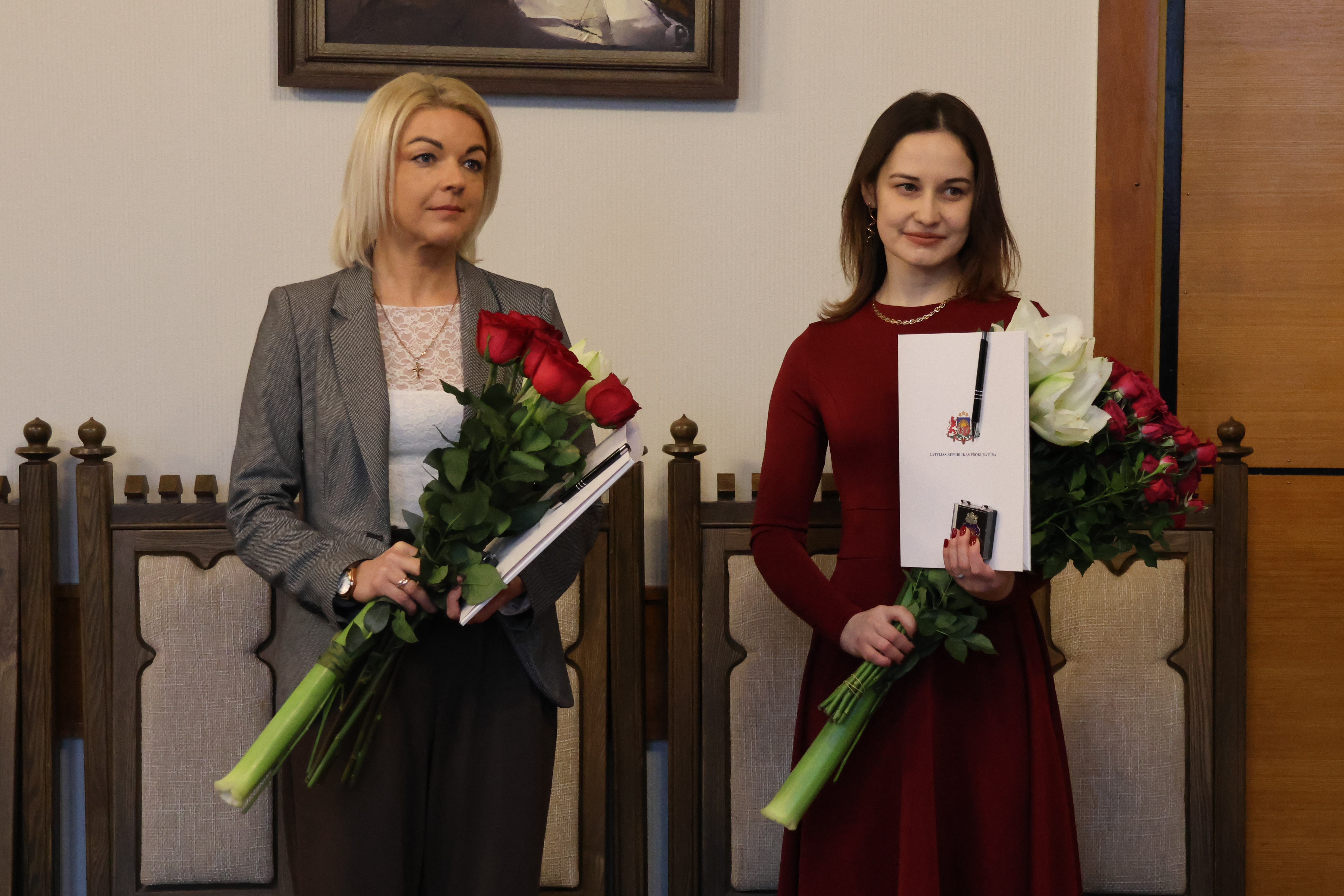 Prokurora amata pienākumus uzsāk pildīt divas prokurores