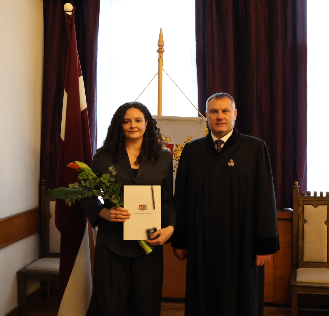 Prokurora zvērestu nodod divi prokurori