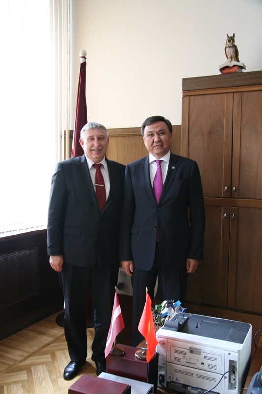 Kirgizstānas Republikas vēstnieka Latvijas Republikā Kubaničbeka Omuralijeva tikšanās ar ģenerālprokuroru Ēriku Kalnmeieru 2016.gada 17.maijā