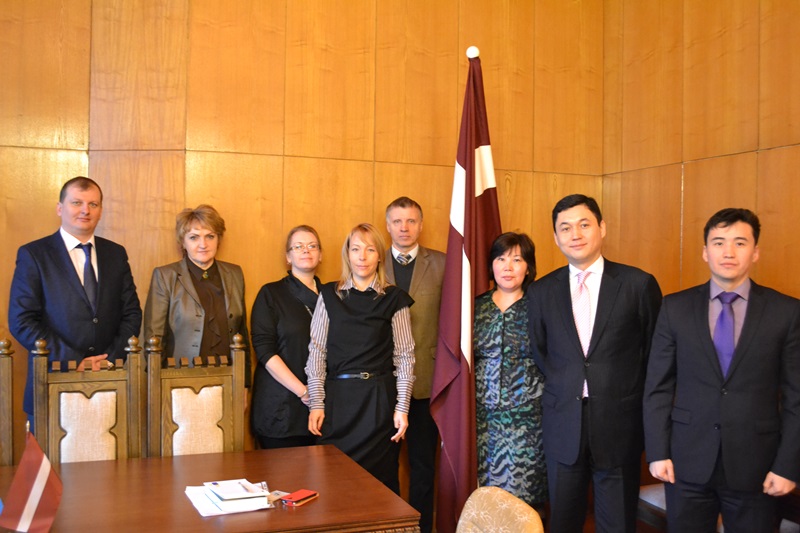 Ģenerālprokuratūras un Kazahstānas Republikas Ģenerālprokuratūras, Izmeklēšanas pārvaldes pārstāvju, kā arī Kazahstānas Republikas Vēstniecības padomnieces tikšanās 2015.gada 26.februārī