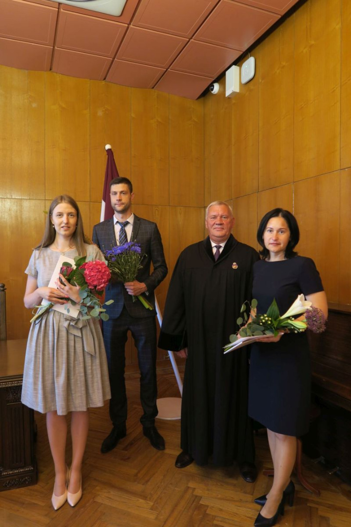 Ģenerālprokurora pienākumu izpildītājs Arvīds Kalniņš 2021.gada 5.jūlijā pieņem trīs jaunu prokuroru zvērestus