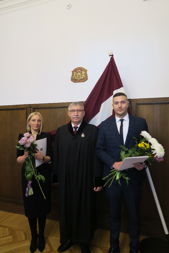 Ģenerālprokurors Ēriks Kalnmeiers 2019.gada 29.oktobrī pieņem divu jaunu prokuroru zvērestu