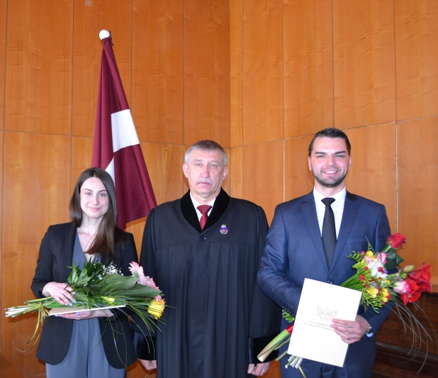Ģenerālprokurors Ēriks Kalnmeiers 2017. gada 12.maijā pieņēmis divu jaunu prokuroru zvērestu