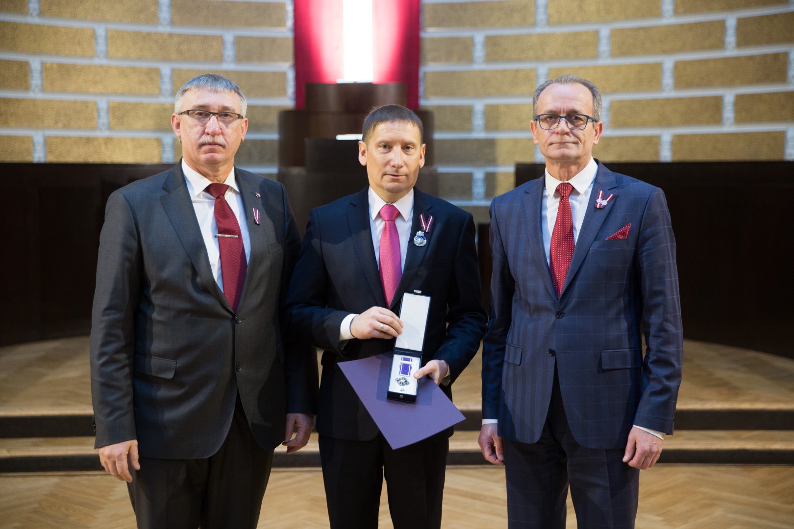 Vairākiem Latvijas Republikas Prokuratūras virsprokuroriem un prokuroriem 2016.gada 17.novembrī piešķirti Tieslietu sistēmas apbalvojumi - 