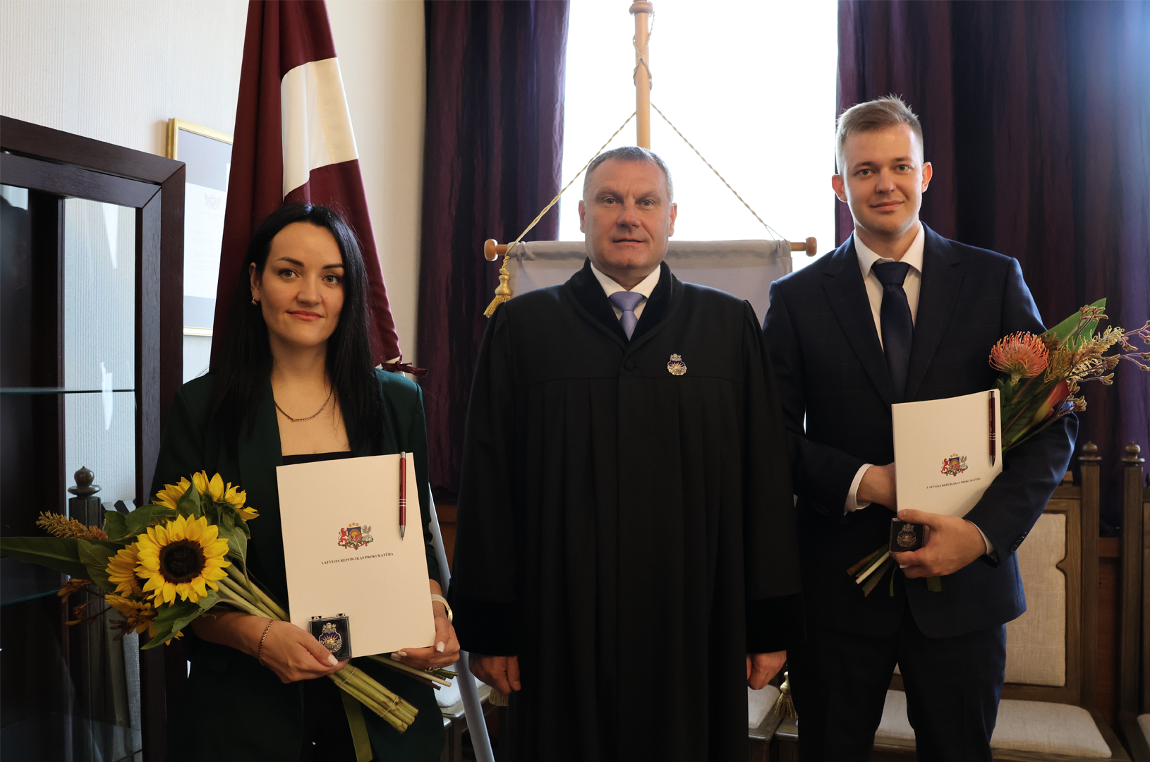 Prokurora zvērestu nodod divi prokurori