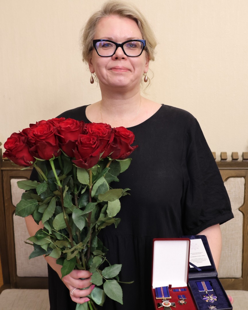 Virsprokurorei Unai Brenčai pasniedz prokuratūras II pakāpes Goda zīmi