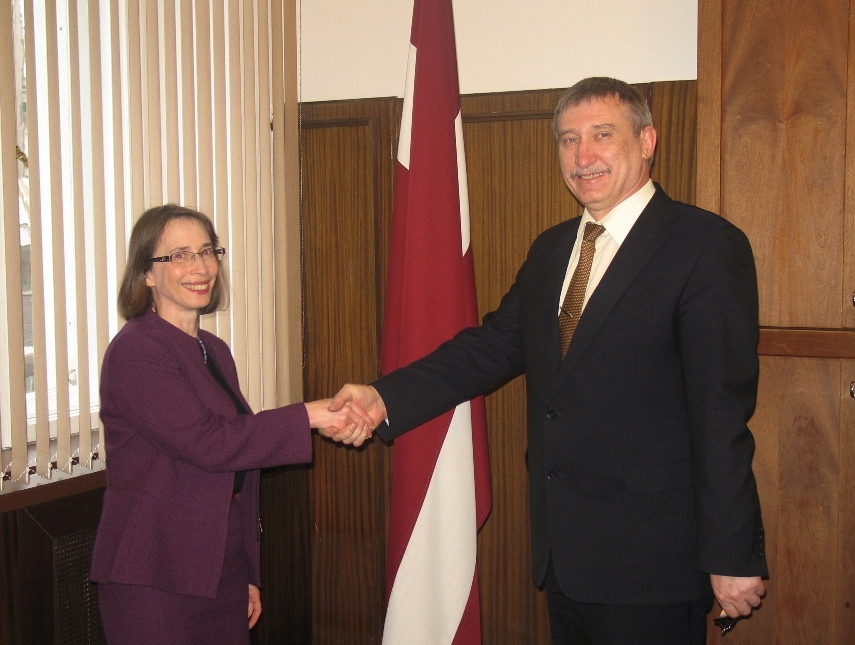 Ģenerālprokurora Ē.Kalnmeiera tikšanās ar  ASV vēstnieci Latvijā Džūditu Gārberi  2012. gada 16. aprīlī