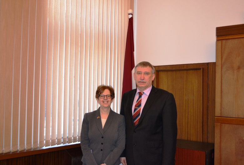 Ģenerālprokurors Ēriks Kalnmeiers 2016.gada 29.februārī tiekās ar ASV vēstnieci Latvijā Nensiju Petitu