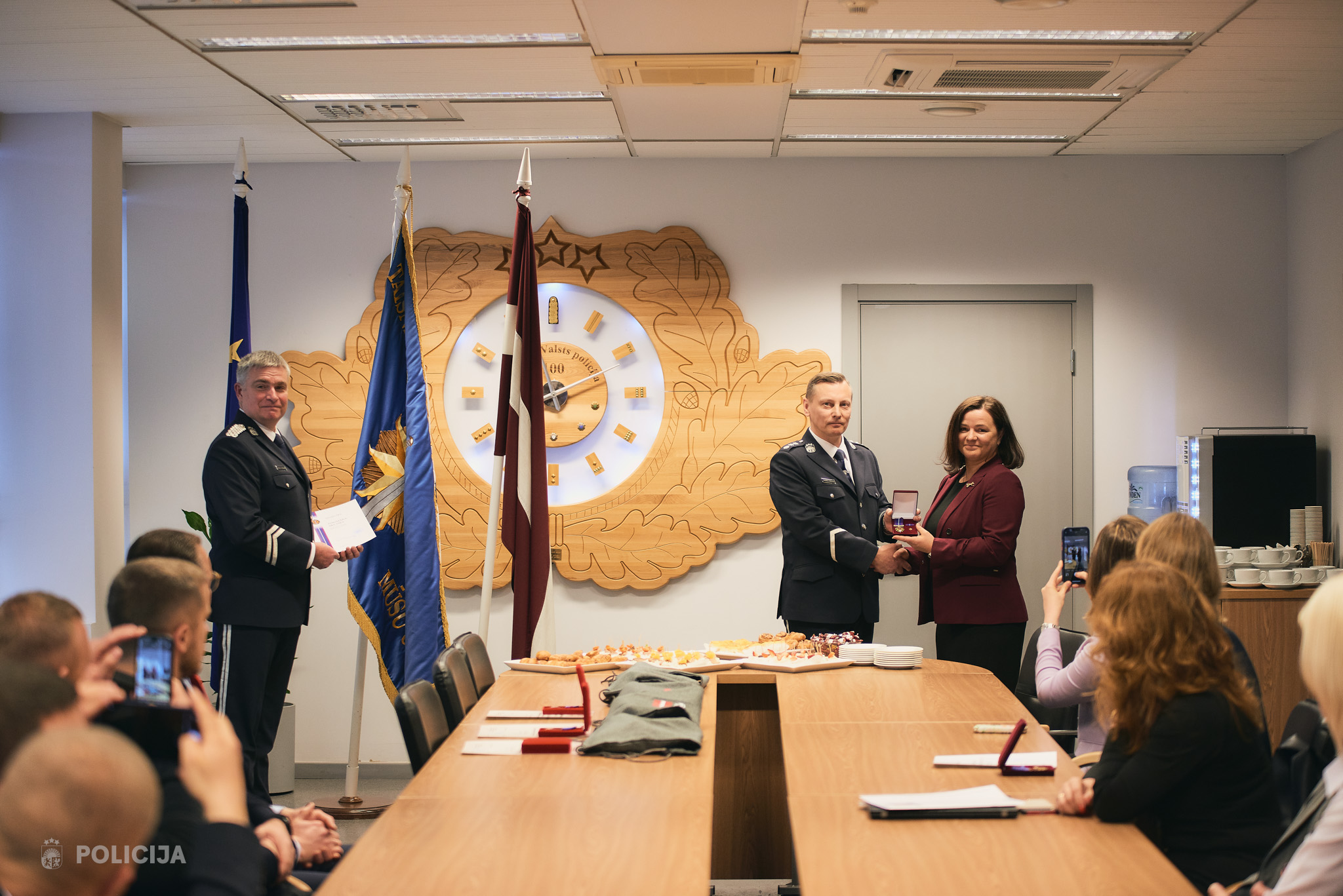 Latvijas pārstāve Eirojustā par nozīmīgu sadarbību noziedzības apkarošanā saņem Valsts policijas augstāko apbalvojumu 