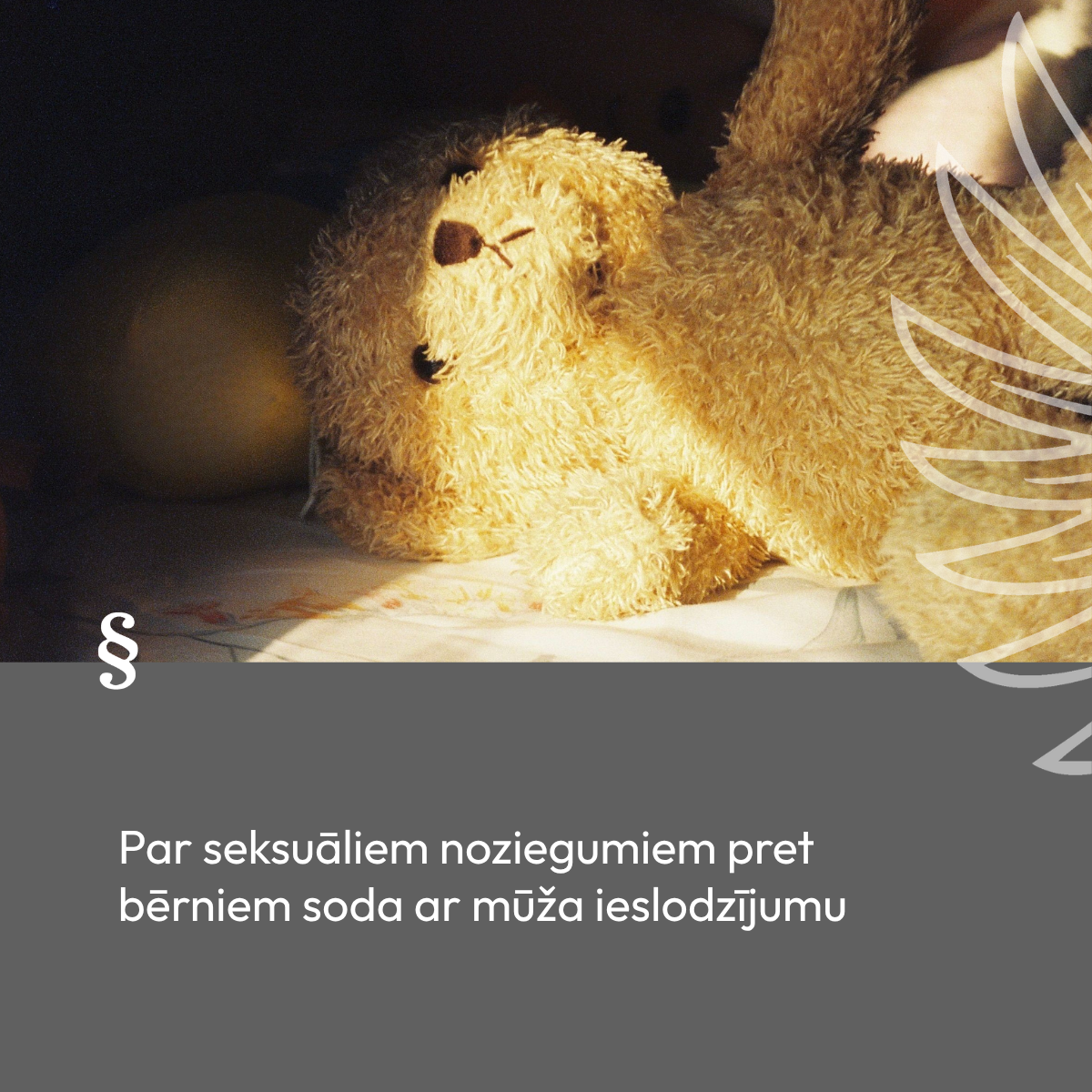 Attēlā redzams uz gultas nomests rotaļu lācis. Attēla avots:Pexels