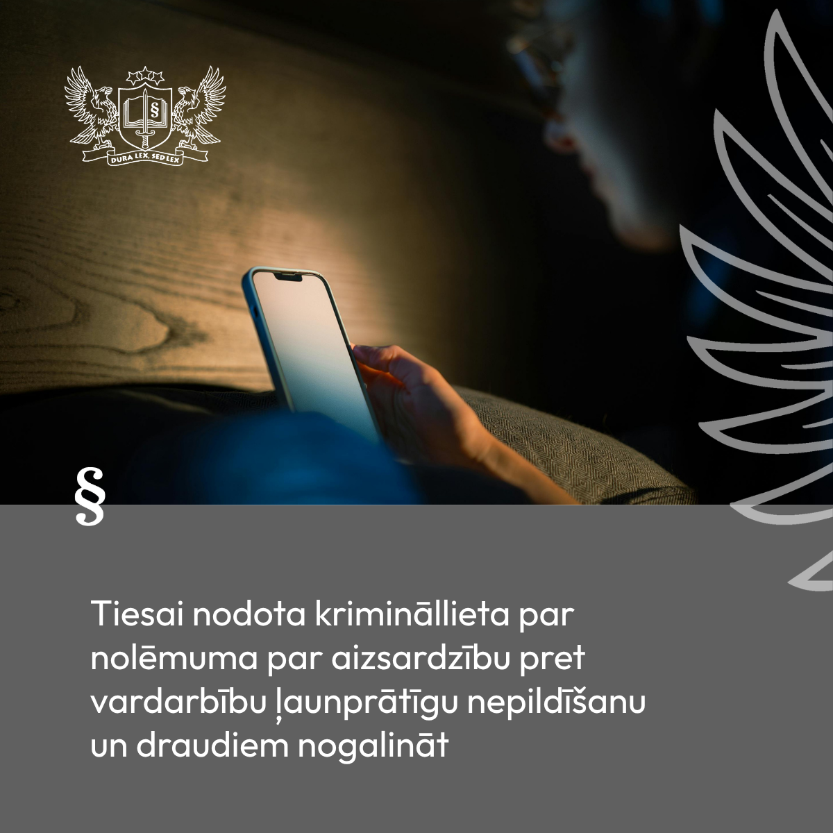 Attēlā persona skatās telefonā