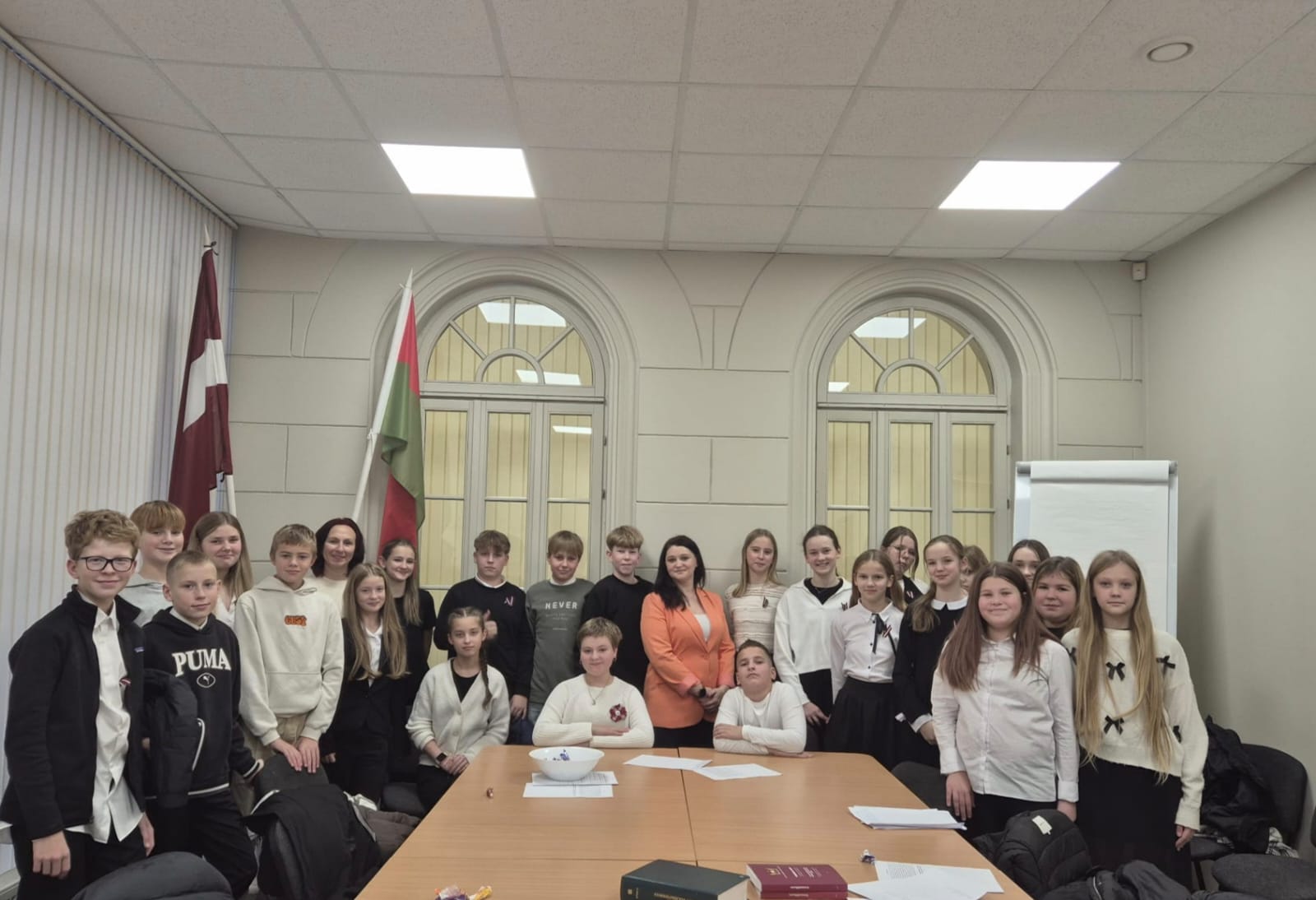 Skolēni izzina prokuratūras darba ikdienu