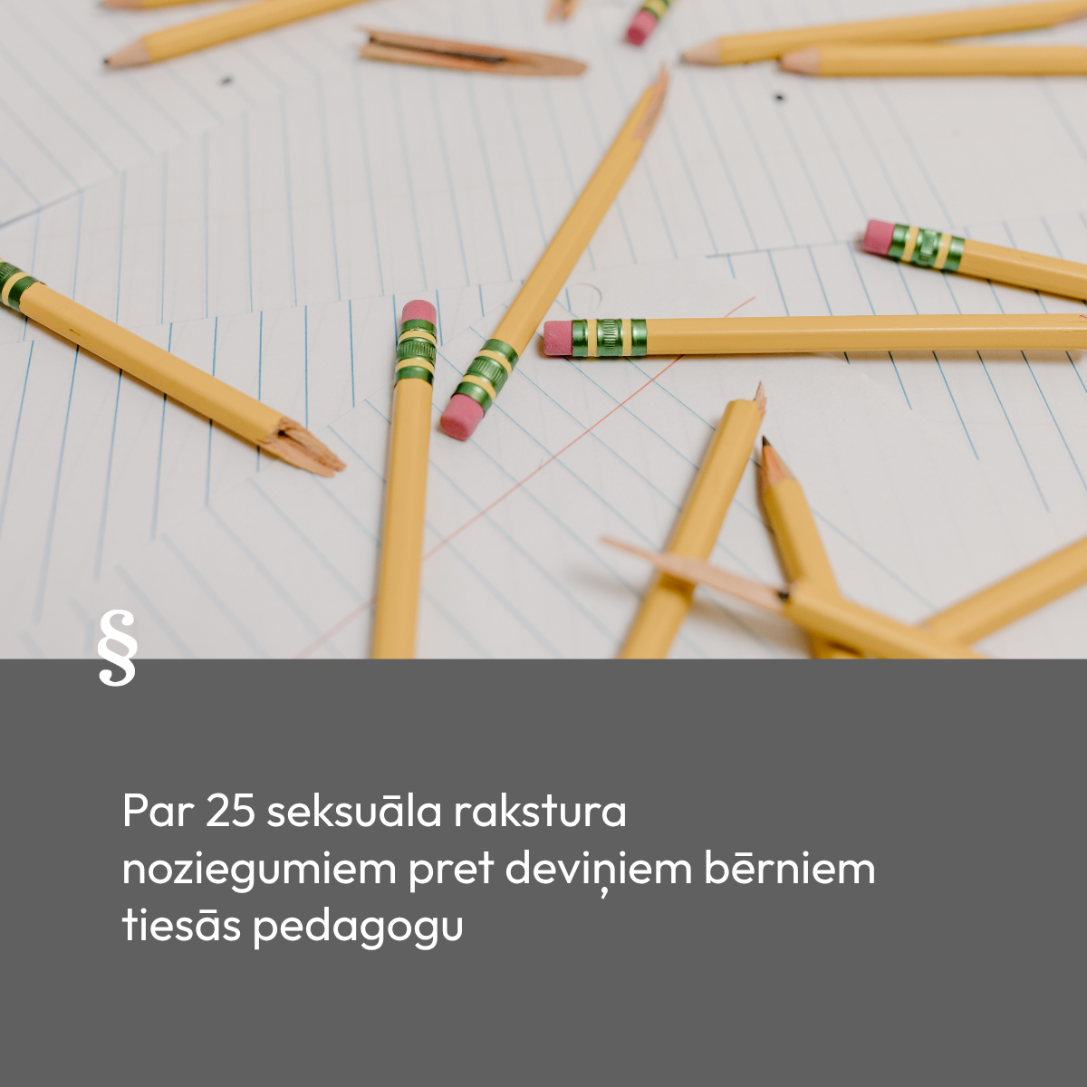 Attēlā redzami salauzti zīmuļi uz līniju papīra fona.